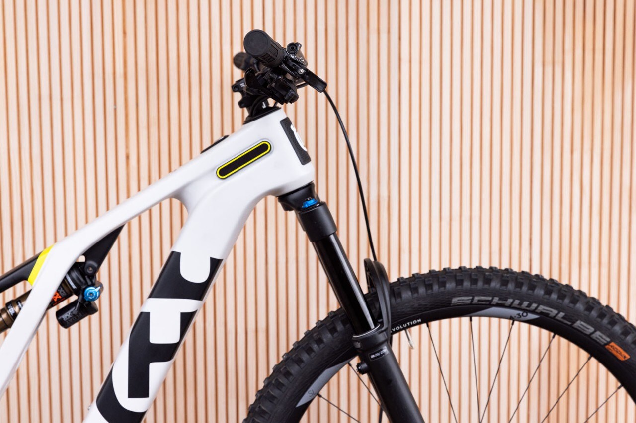 Husqvarna Mountain Cross: la nuova e-bike in carbonio dallo stile inconfondibile